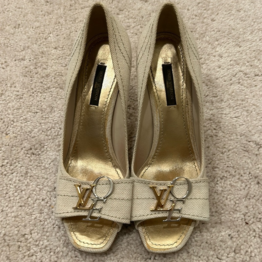 Louis Vuitton Love Plate Peep Toe Pumps. Size 7